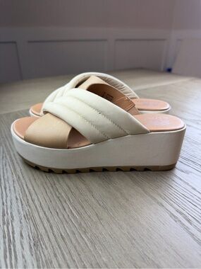 Sorel Women's Cameron Flatform Puff Mule sandals. Size 7.